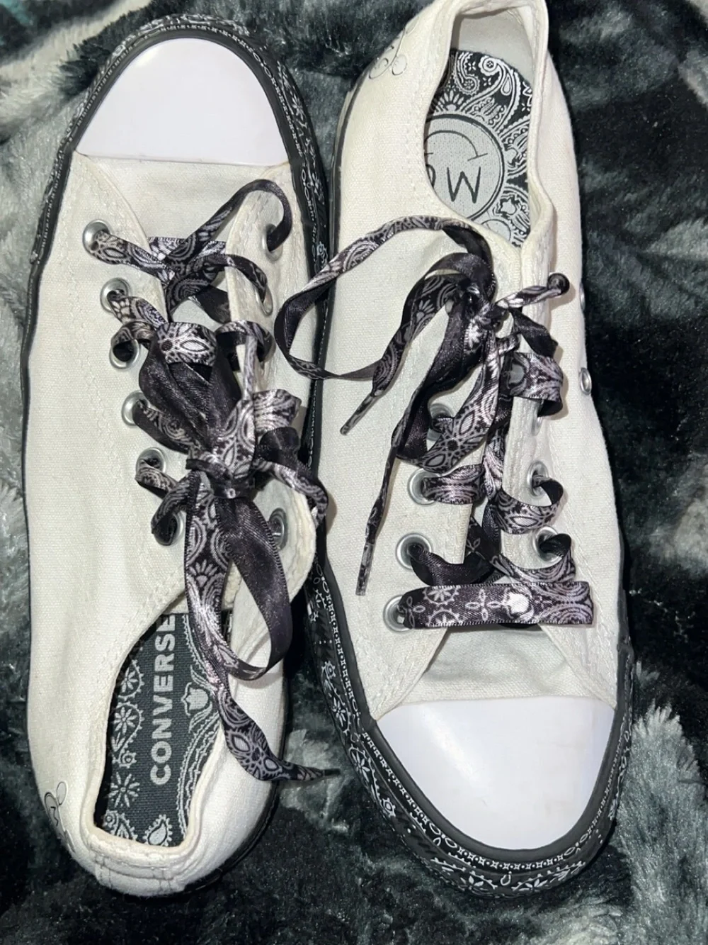 Converse men's White Low Top Sneakers with Black Patterned Ribbon Laces - Picture 2 of 6